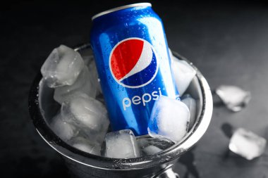 MYKOLAIV, UKRAINE - 11 Şubat 2021: Kova içinde Pepsi ve buz küpleri, yakın plan