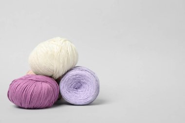 Beyaz arkaplanda yumuşak yün iplikler, metin için boşluk