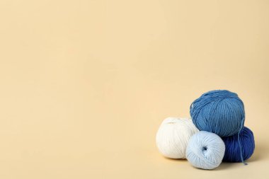 Bej arkaplanda yumuşak yün iplikler, metin için boşluk