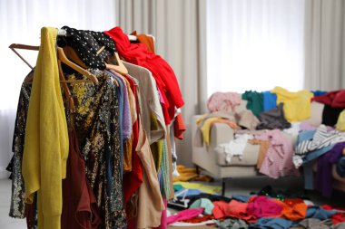 Odanın her tarafında giysiler var. Hızlı moda.