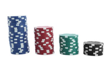 Beyaz arka planda kumarhane poker fişleri yığını