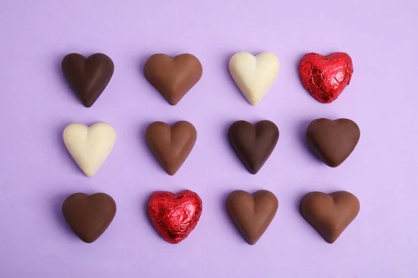 Lezzetli Kalp Şekilli Çikolatalı Şekerler Menekşe Arka Planda Düz Yerde — Stok fotoğraf