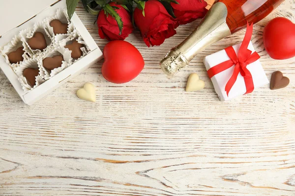 平铺的构图与心形巧克力糖果在白色木制桌子上 文字的空间 情人节庆祝活动 — 图库照片