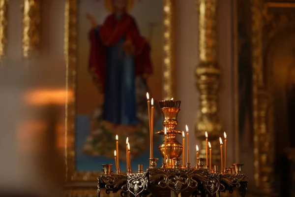 Schöner Stand Mit Brennenden Kerzen Der Kirche Taufzeremonie — Stockfoto