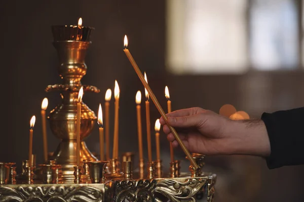 Een Man Die Kaars Aansteekt Buurt Van Kerk Close Doopceremonie — Stockfoto