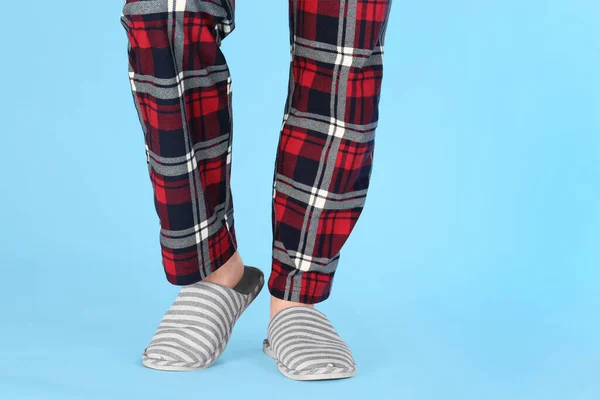 Man Warme Zachte Slippers Lichtblauwe Achtergrond Close — Stockfoto