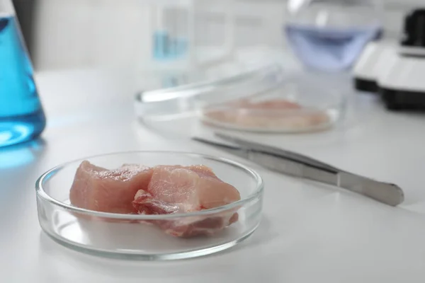 Petrischaal Met Stukjes Rauw Gekweekt Vlees Witte Tafel Laboratorium Ruimte — Stockfoto