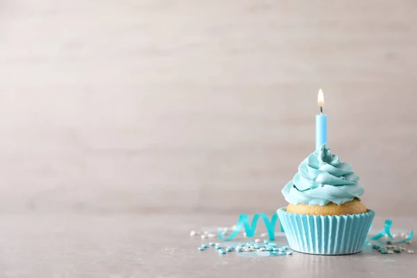 Leckerer Geburtstagskuchen Mit Brennender Kerze Streusel Und Luftschlange Auf Grauem — Stockfoto