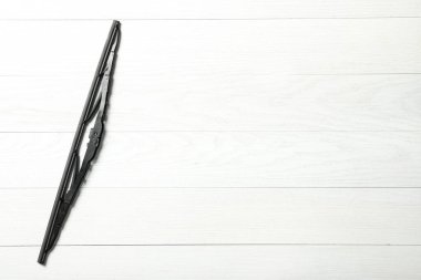 Beyaz ahşap arka planda araba sileceği. Üst Manzara. Metin için boşluk