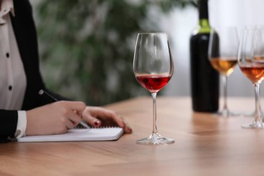 Sommelier şarap tatma sırasında notlar alıyor.