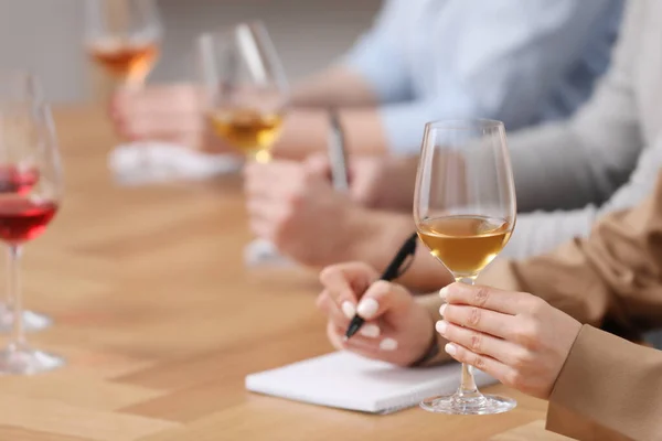 Sommeliers Proeven Verschillende Soorten Wijn Aan Tafel Binnen Close — Stockfoto
