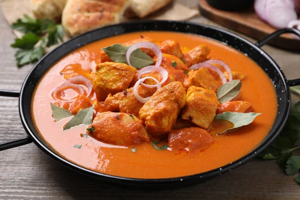 Délicieux Curry Poulet Dans Une Casserole Sur Une Table Bois — Photo