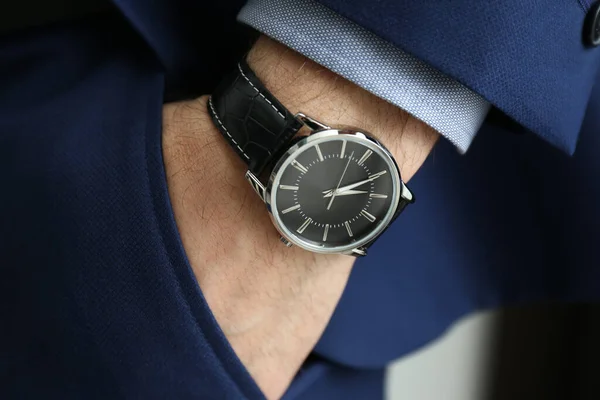 高級腕時計に合うビジネスマン クローズアップ — ストック写真