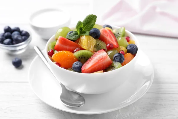 Deliciosa Ensalada Frutas Frescas Tazón Sobre Una Mesa Madera Blanca —  Fotos de Stock