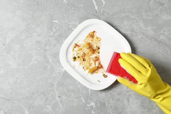 Kvinnan Tvättar Smutsig Tallrik Vid Grått Marmorbord Ovanifrån Plats För — Stockfoto