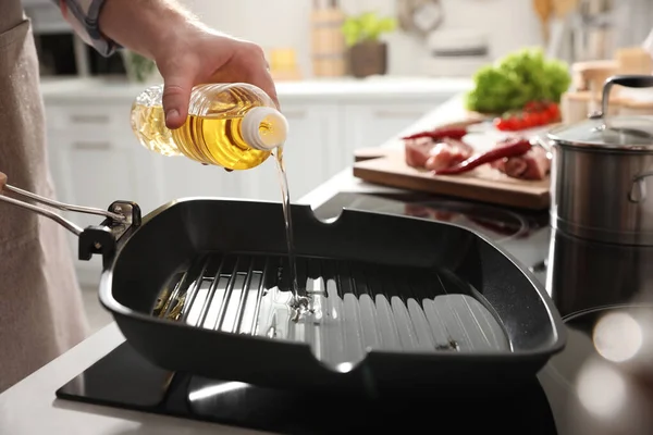 Man Pouring Cooking Oil Frying Pan Kitchen Closeup — Stock Photo, Image