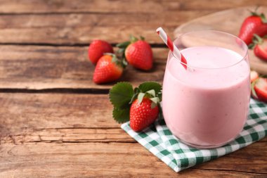 Ahşap masada çilekli nefis bir içecek, metin için yer var.