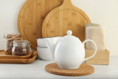 Modern mutfak eşyaları ve ürünler beyaz mermer masa üzerinde