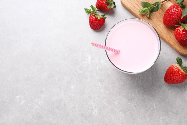 Delicious Strawberry Drink Light Grey Table Flat Lay Space Text — Stock Photo, Image