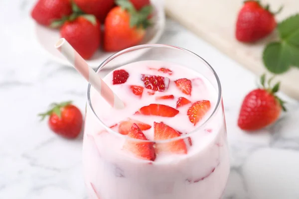 Delicious Drink Strawberries White Marble Table Closeup — Stock Photo, Image
