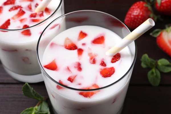 Leckeres Getränk Mit Erdbeeren Auf Dem Tisch Nahaufnahme — Stockfoto