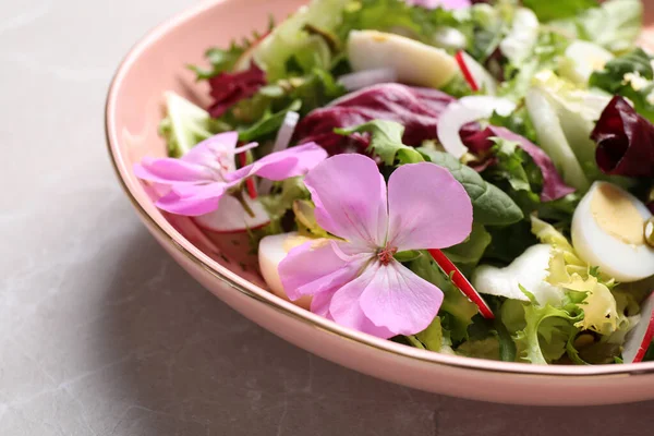 Verse Lente Salade Met Bloemen Grijze Tafel Close — Stockfoto