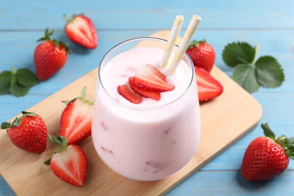 Delicious Drink Strawberries Light Blue Wooden Table — Stock Photo, Image