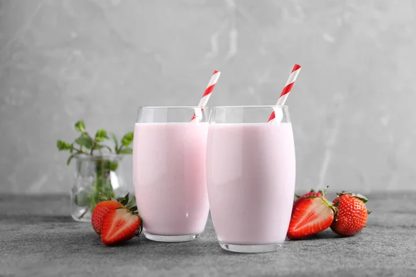 Leckeres Getränk Mit Erdbeeren Auf Grauem Tisch — Stockfoto