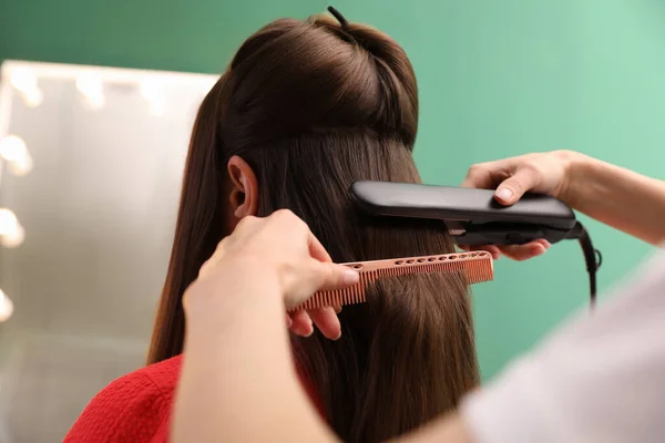 Styliste Rechttrekken Vrouw Haar Met Plat Ijzer Salon — Stockfoto