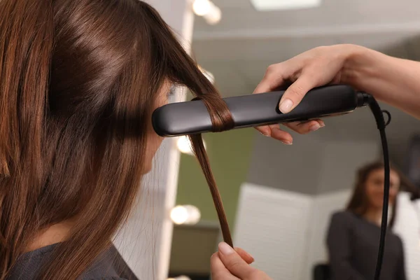 Estilista Rizando Pelo Mujer Con Plancha Salón — Foto de Stock