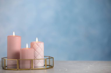 Açık gri mermer masada mum yakmak. Metin için boşluk