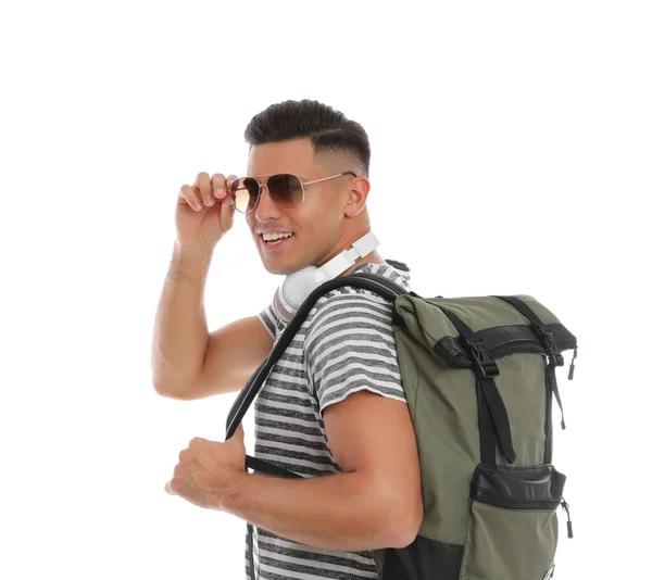 Mann Mit Rucksack Und Kopfhörer Auf Weißem Hintergrund Sommerreise — Stockfoto