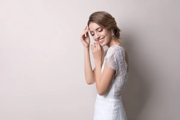 Giovane Sposa Con Elegante Acconciatura Sposa Sfondo Beige Spazio Testo — Foto Stock