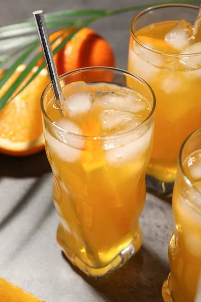 灰色のテーブルの上においしいオレンジソーダ水 — ストック写真