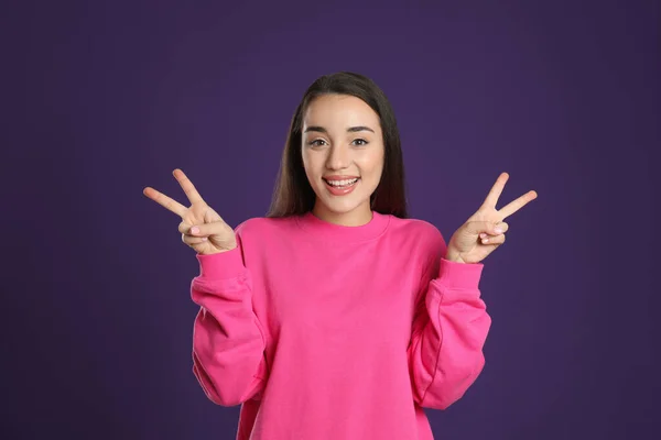 Mulher Mostrando Número Quatro Com Mãos Fundo Roxo — Fotografia de Stock