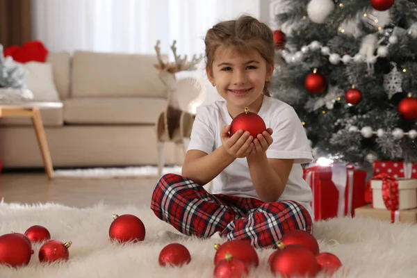 Schattig Klein Meisje Met Doos Van Kerstballen Thuis — Stockfoto