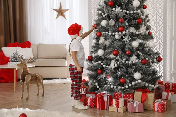 Χαριτωμένο Κοριτσάκι Διακόσμηση Χριστουγεννιάτικο Δέντρο Στο Σπίτι — Φωτογραφία Αρχείου