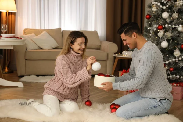 Coppia Decorazione Albero Natale Insieme Casa — Foto Stock