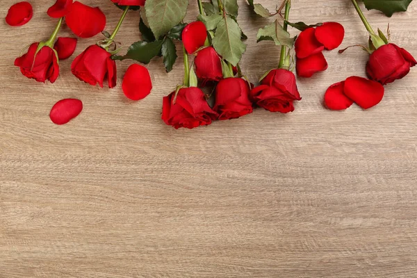 Piękne Czerwone Róże Miejsce Tekst Drewnianym Tle Płaskie Leżały Święto — Zdjęcie stockowe