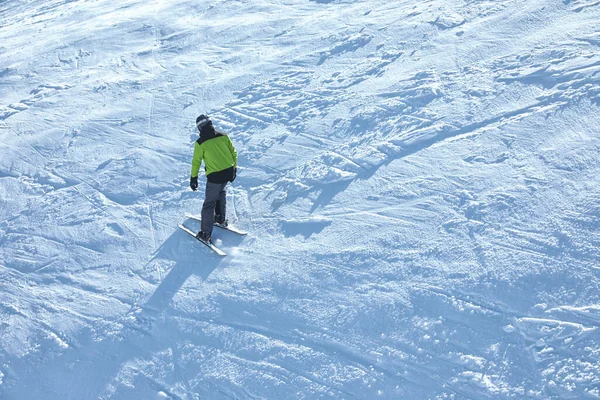 Manlig Skidåkare Skidorten Vintersemester — Stockfoto