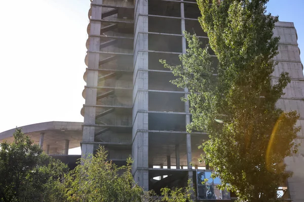 Bâtiment Inachevé Arbres Verts Extérieur Par Une Journée Ensoleillée — Photo