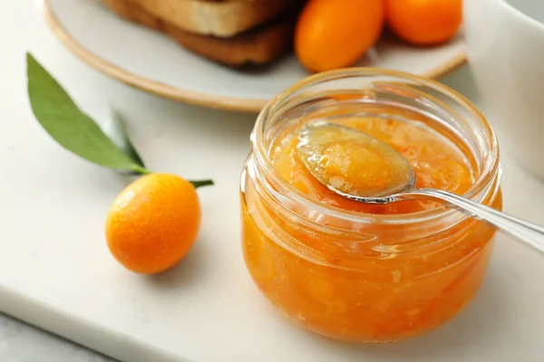 Finom Kumquat Lekvár Üvegedényben Fehér Táblán — Stock Fotó