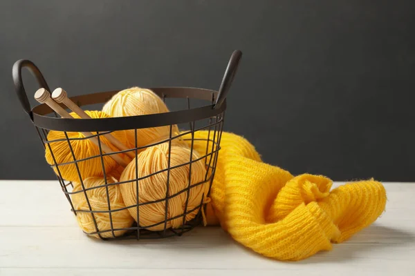 Zachte Gele Wollen Garens Met Breinaalden Trui Witte Tafel — Stockfoto