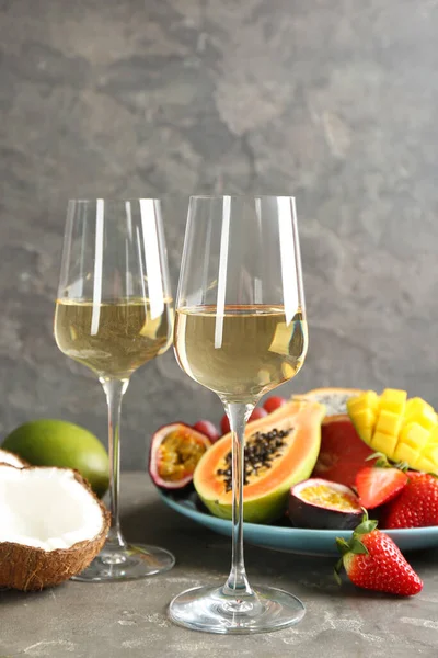 Deliciosas Frutas Exóticas Copos Vinho Mesa Cinza — Fotografia de Stock