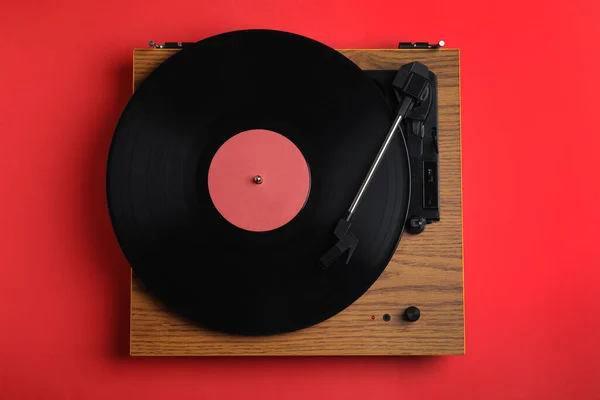 Kırmızı Arka Planda Diski Olan Modern Vinil Kayıt Oynatıcı Üst — Stok fotoğraf