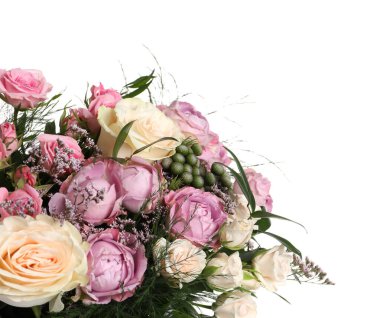 Beyaz arka planda güller olan güzel bir buket. Metin için boşluk