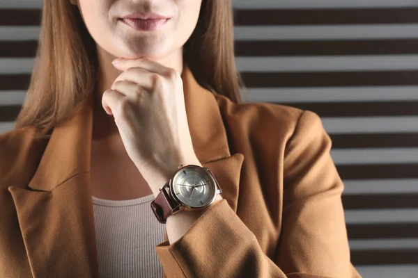 Mulher Usando Relógio Pulso Luxo Fundo Cinza Escuro Close — Fotografia de Stock
