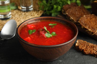 Siyah masa üzerinde Ukrayna borsch 'u olan şık kahverengi kase.