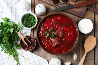 Ahşap masa üzerinde Ukrayna borsch 'u olan şık kahverengi kil kase.