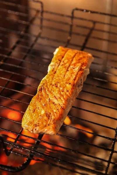 Grilling Keranjang Dengan Fillet Salmon Dalam Oven Closeup — Stok Foto